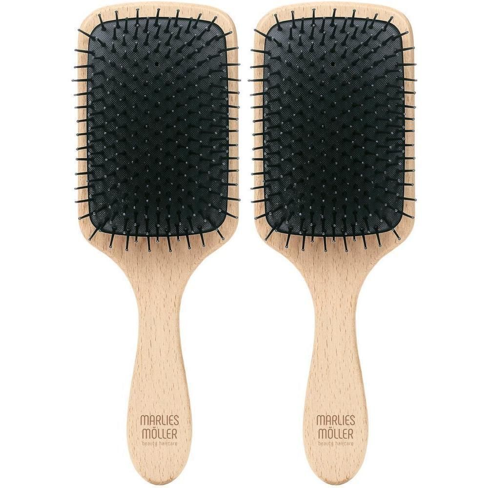 Twee rechthoekige haarborstels met houten handvat. Zwarte borstelharen op lichtbruin kussen. Marlies Möller logo onderaan.