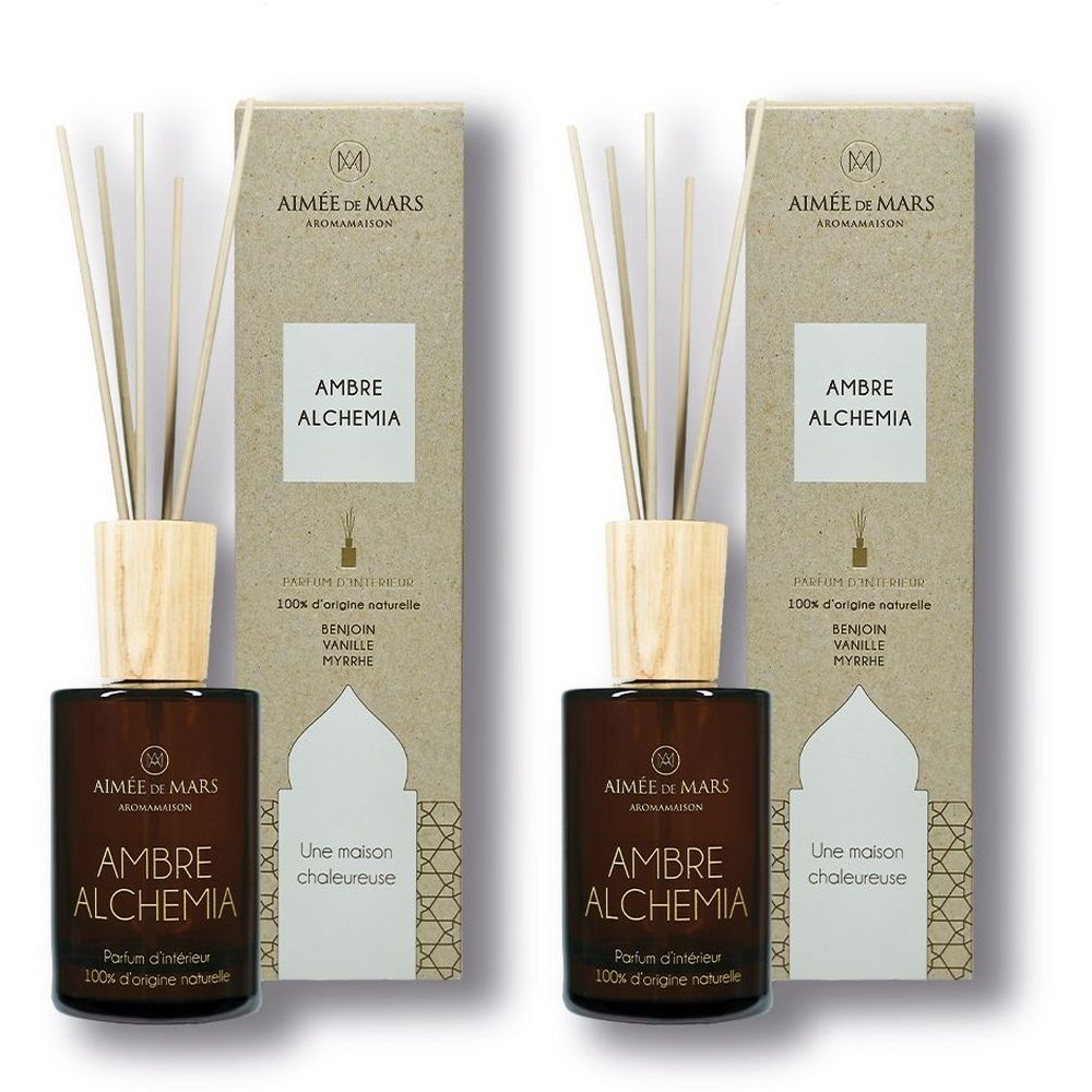 Deux diffuseurs d'ambiance avec bouchon en bois et bâtonnets. Emballage en carton avec nom et logo du produit. Texte: Ambre Alchemia.