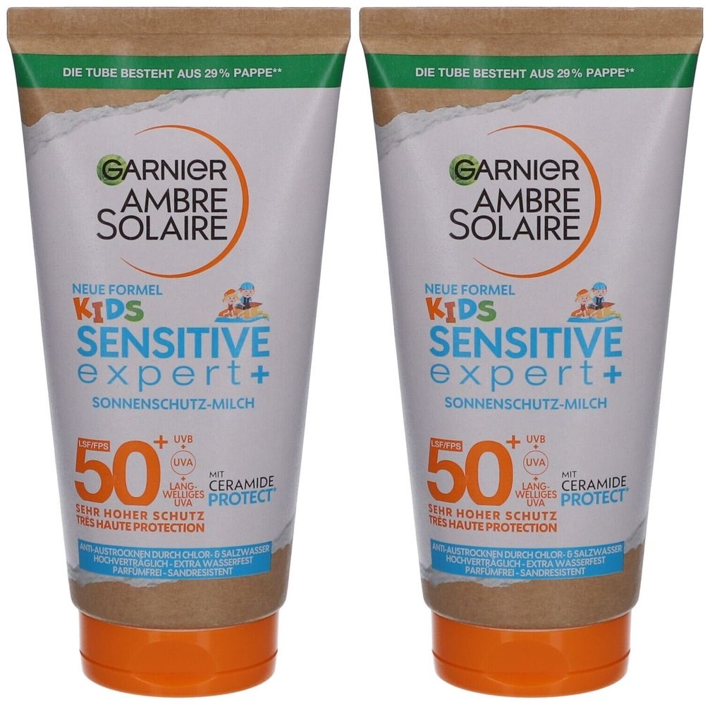 Deux tubes de Garnier Ambre Solaire Kids Sensitive Expert+. Tubes blancs avec accents marron et orange. Protection SPF 50.