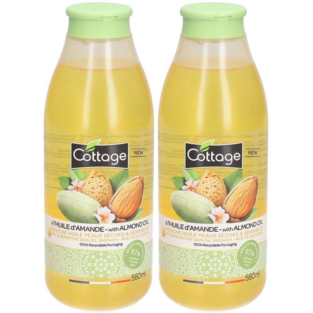 Twee flessen douche-olie. Gele vloeistof, groene doppen. Opschrift: Cottage, amandelolie. 97% recyclebaar, 560ml.