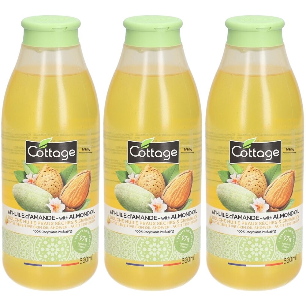 Drie flessen doucheolie met amandelolie. Opschrift: Cottage, amandel-illustratie, 97% recyclebaar. Flessen met groene dop.