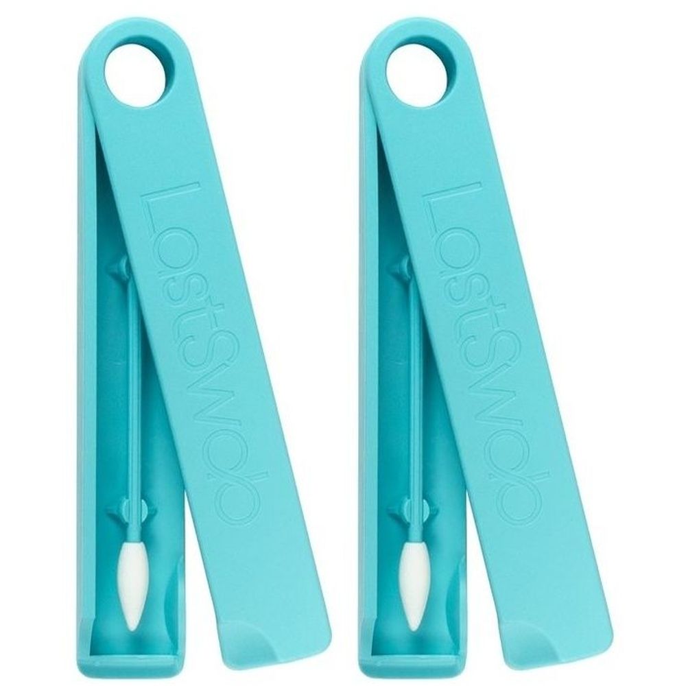 Deux étuis turquoise avec des cotons-tiges de maquillage réutilisables. Le mot "LostSwab" est visible sur les étuis.