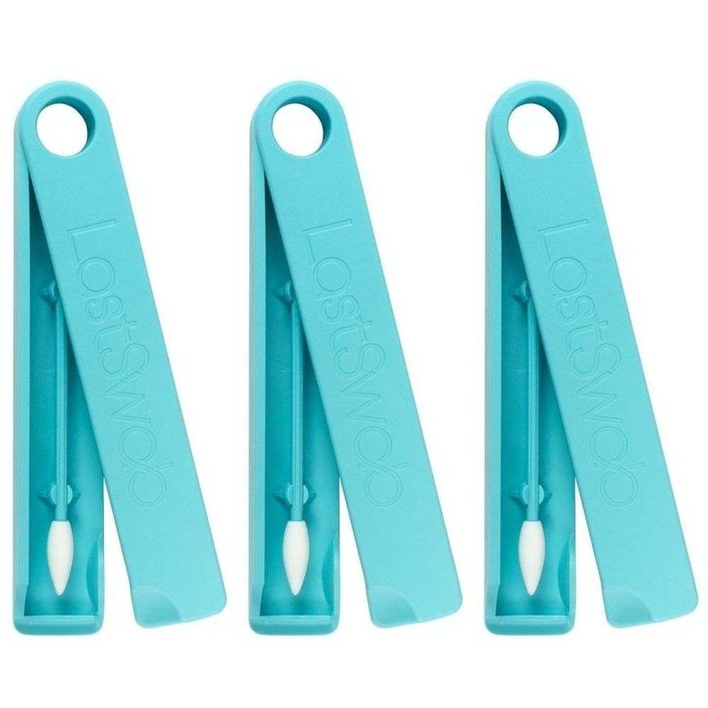Drie turquoise etuis met herbruikbare wattenstaafjes. Op de etuis staat "LostSwab".