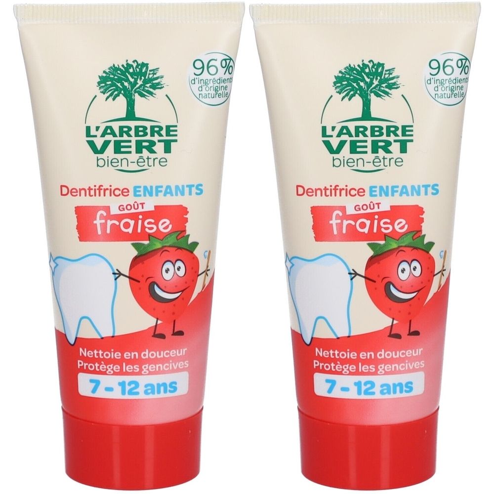 Twee tubes kindertandpasta. Opschrift: L'Arbre Vert, aardbei smaak, 96% natuurlijke ingrediënten. Voor 7-12 jaar.