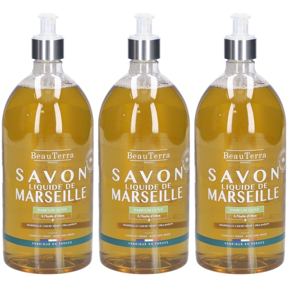 Trois flacons de savon liquide avec pompe. Inscription: BeauTerra Savon Liquide de Marseille, Parfum Olive.