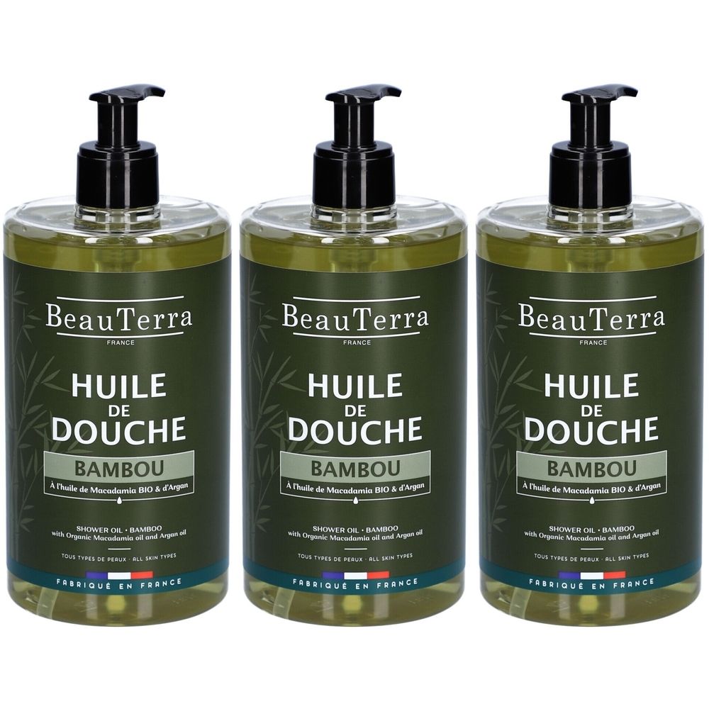 Drie flessen doucheolie met zwarte pomp. Opschrift: BeauTerra, HUILE DE DOUCHE BAMBOU.