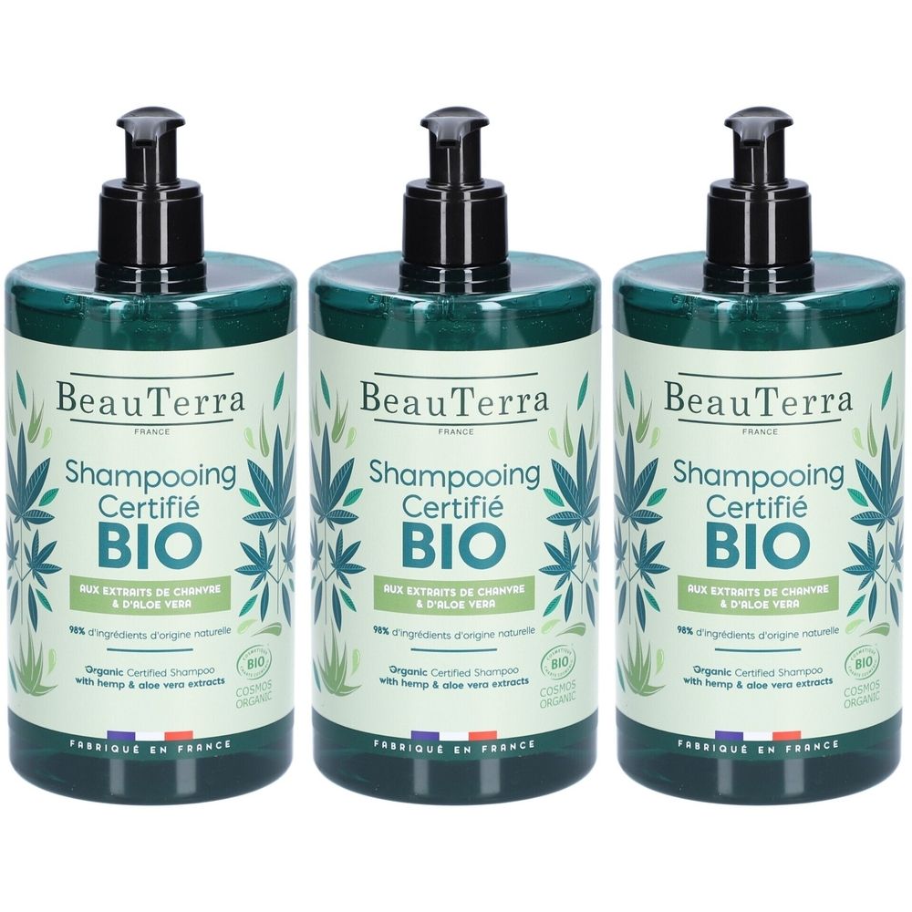 Drie groene shampoo flessen met zwarte pomp. Labels: "BeauTerra", "Shampooing Certifié BIO" en "Fabriqué en France".