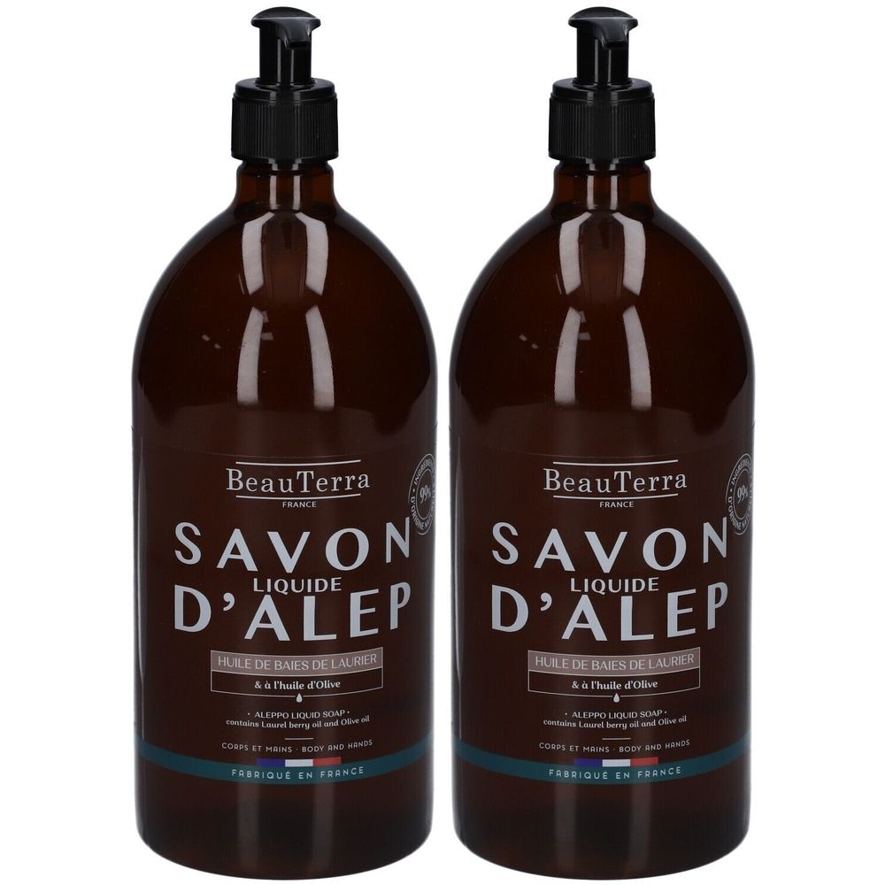 Twee bruine flessen met zwarte pomp. Opschrift: BeauTerra, Savon Liquide D'Alep.