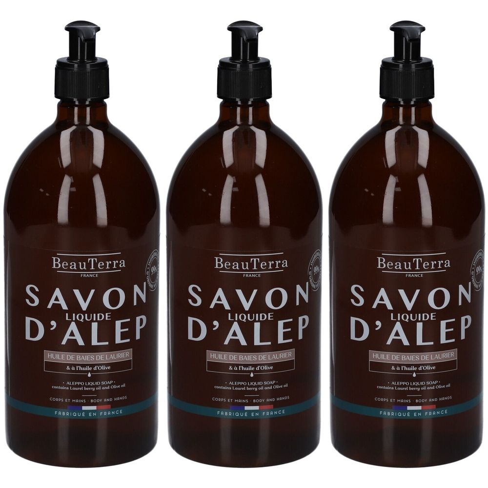 Drie bruine flessen met zwarte pomp. Opschrift: BeauTerra, Savon Liquide D'Alep, huile de baies de laurier.