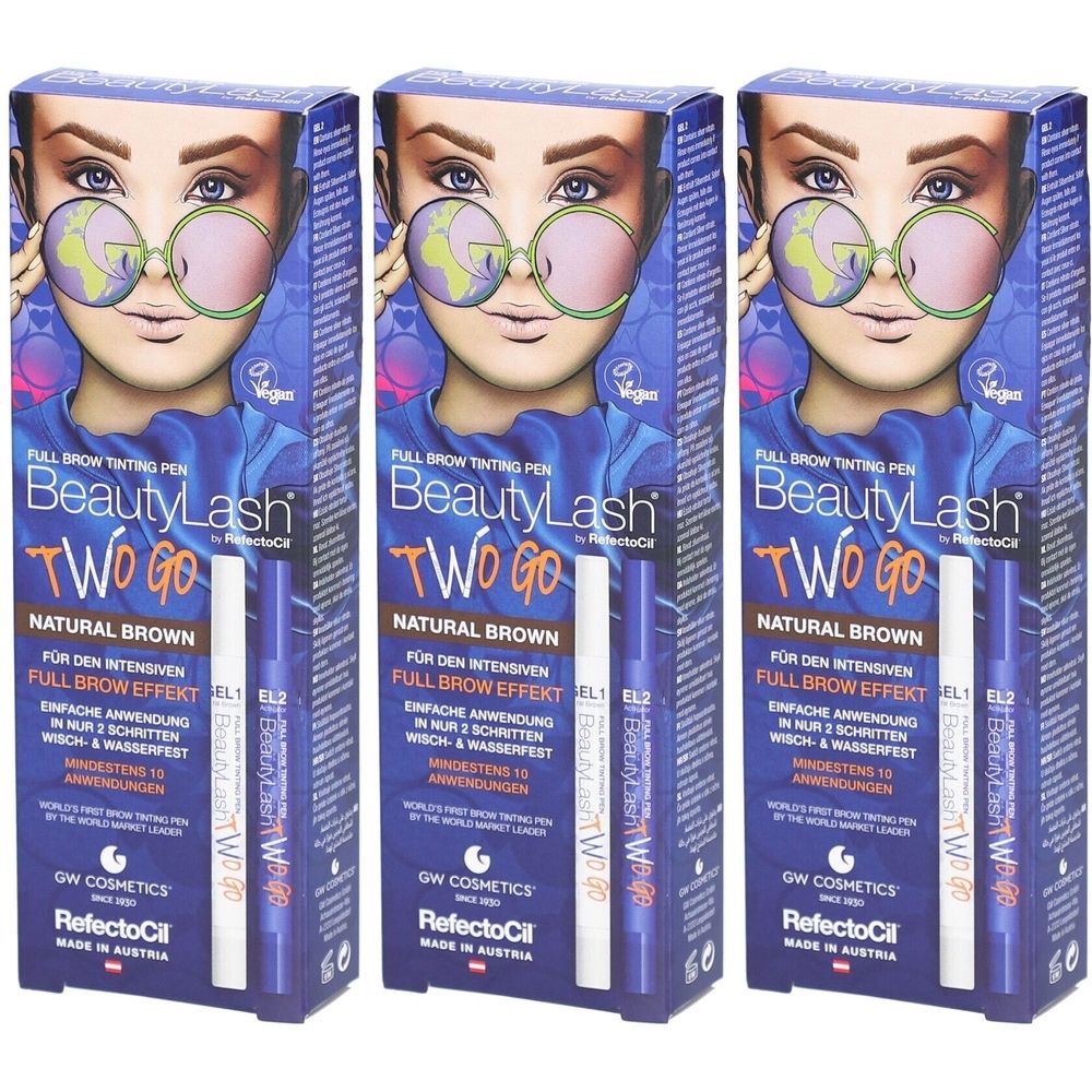 Drie verpakkingen BeautyLash Two Go wenkbrauwverfpotlood in natuurlijk bruin. Blauwe verpakking met afbeelding van een gezicht met bril.