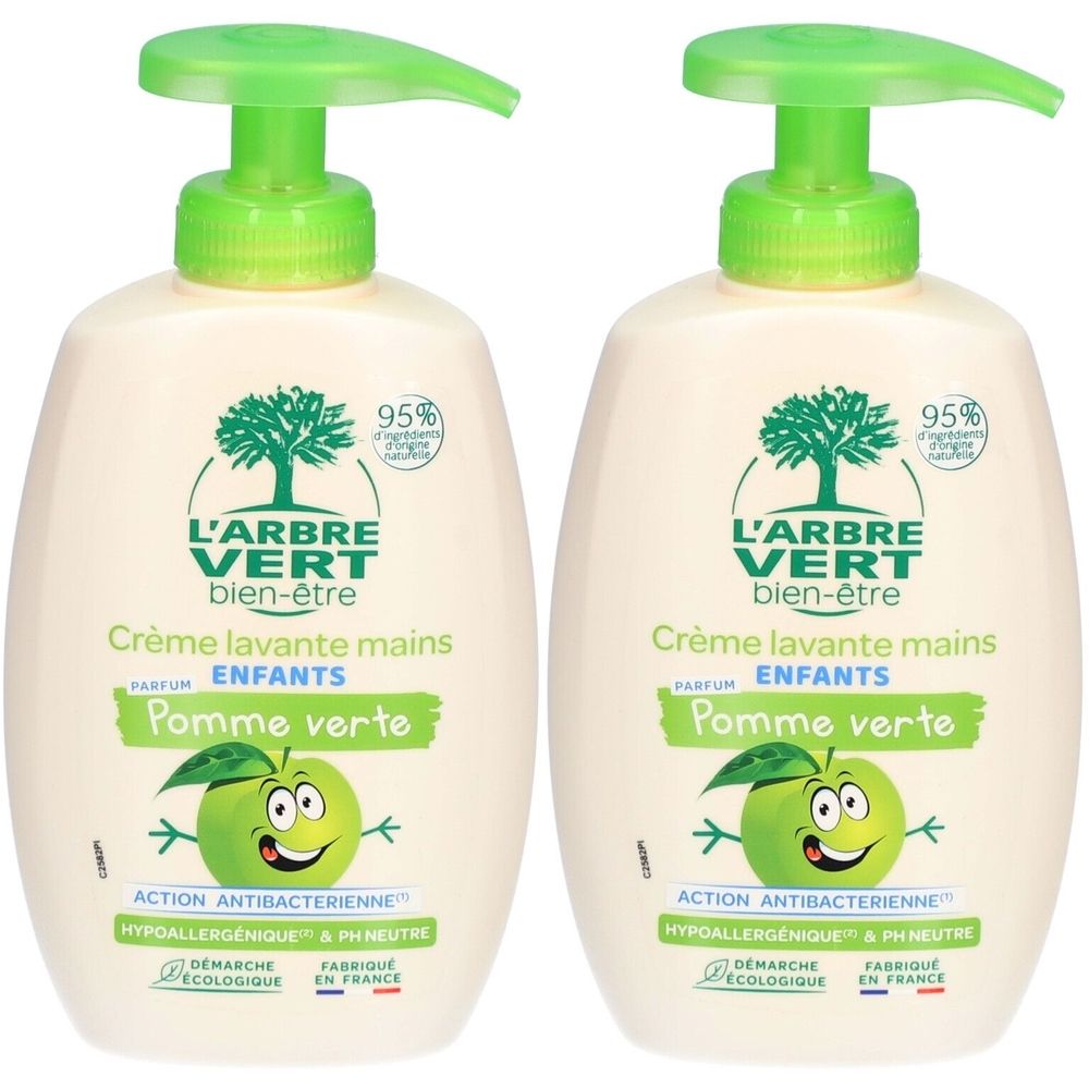Deux flacons de savon pour enfants avec pompe verte. Inscription: L'ARBRE VERT, Pomme verte. Action antibactérienne.