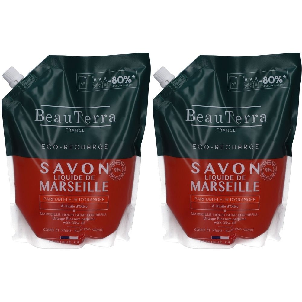 Twee navulverpakkingen Savon Liquide de Marseille. Donkergroene bovenkant, rood midden, witte onderkant. Tekst: BeauTerra, Savon Liquide de Marseille.