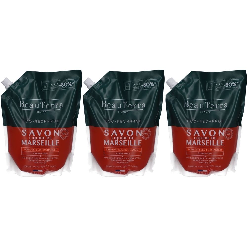 Drie navulverpakkingen Savon Liquide de Marseille. Zwarte bovenkant, rode inhoud, witte schenktuit. Merk BeauTerra.