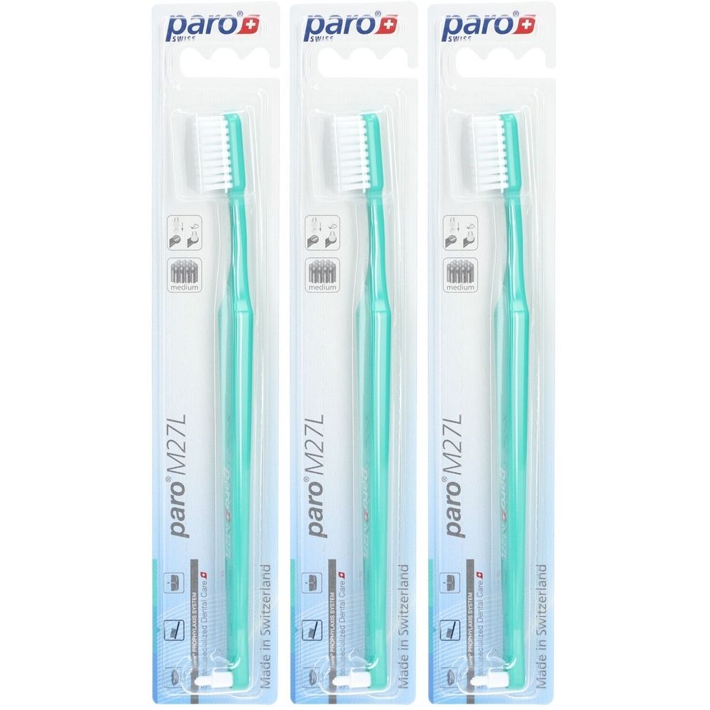 Drie tandenborstels in verpakking. Groene handvatten, witte borstelharen. Opschrift: paro M27L, Made in Switzerland.