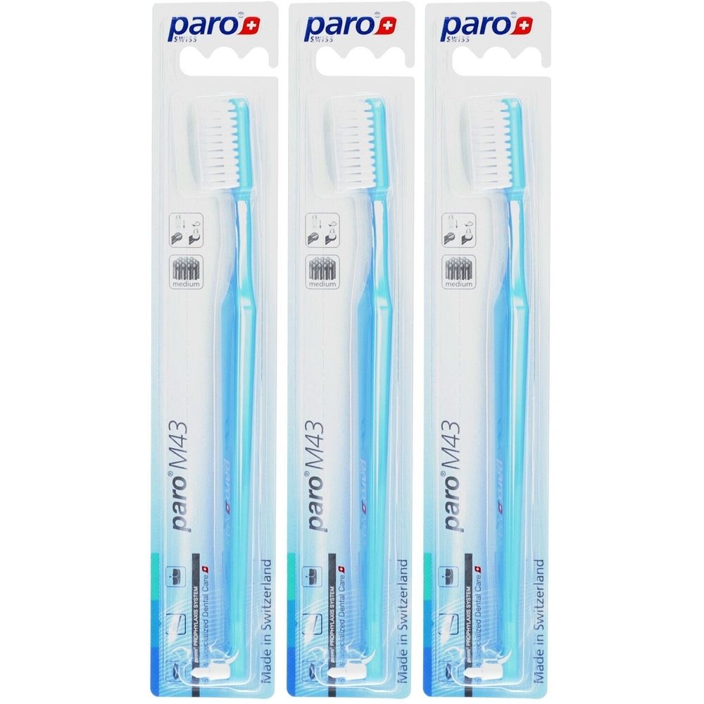 Drie tandenborstels in transparante verpakkingen. Blauwe handvatten, witte borstelharen. Merk: paro. Model M43. Gemaakt in Zwitserland.
