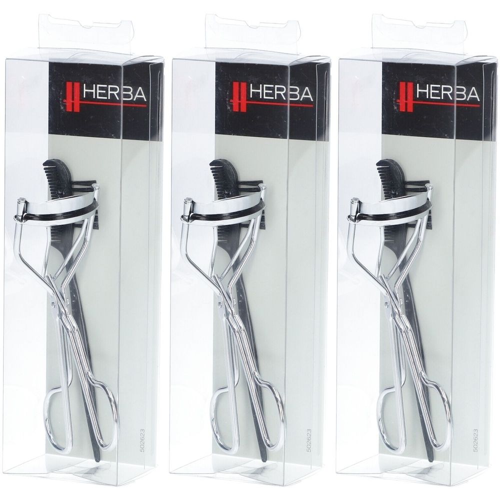 Drie wimperkrullers in transparante verpakkingen. Op de verpakking staat HERBA. De krullers zijn zilverkleurig.