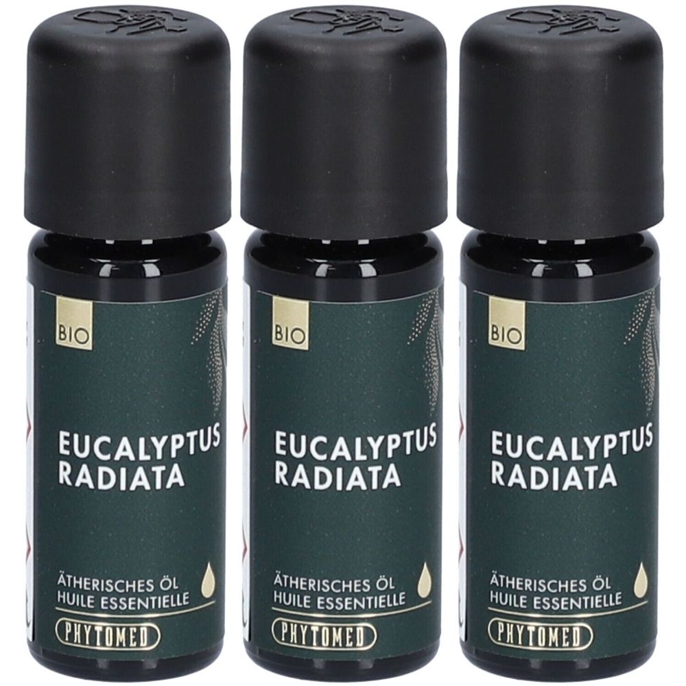 Trois flacons avec bouchons noirs. Inscription: EUCALYPTUS RADIATA, HUILE ESSENTIELLE, BIO. Marque: PHYTOMED.