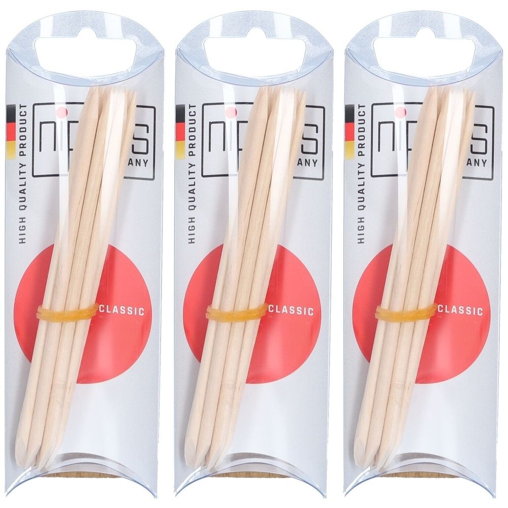 Drie verpakkingen houten stokjes. Elke verpakking bevat stokjes bij elkaar gehouden door een elastiek. Verpakking met rode cirkel en tekst.