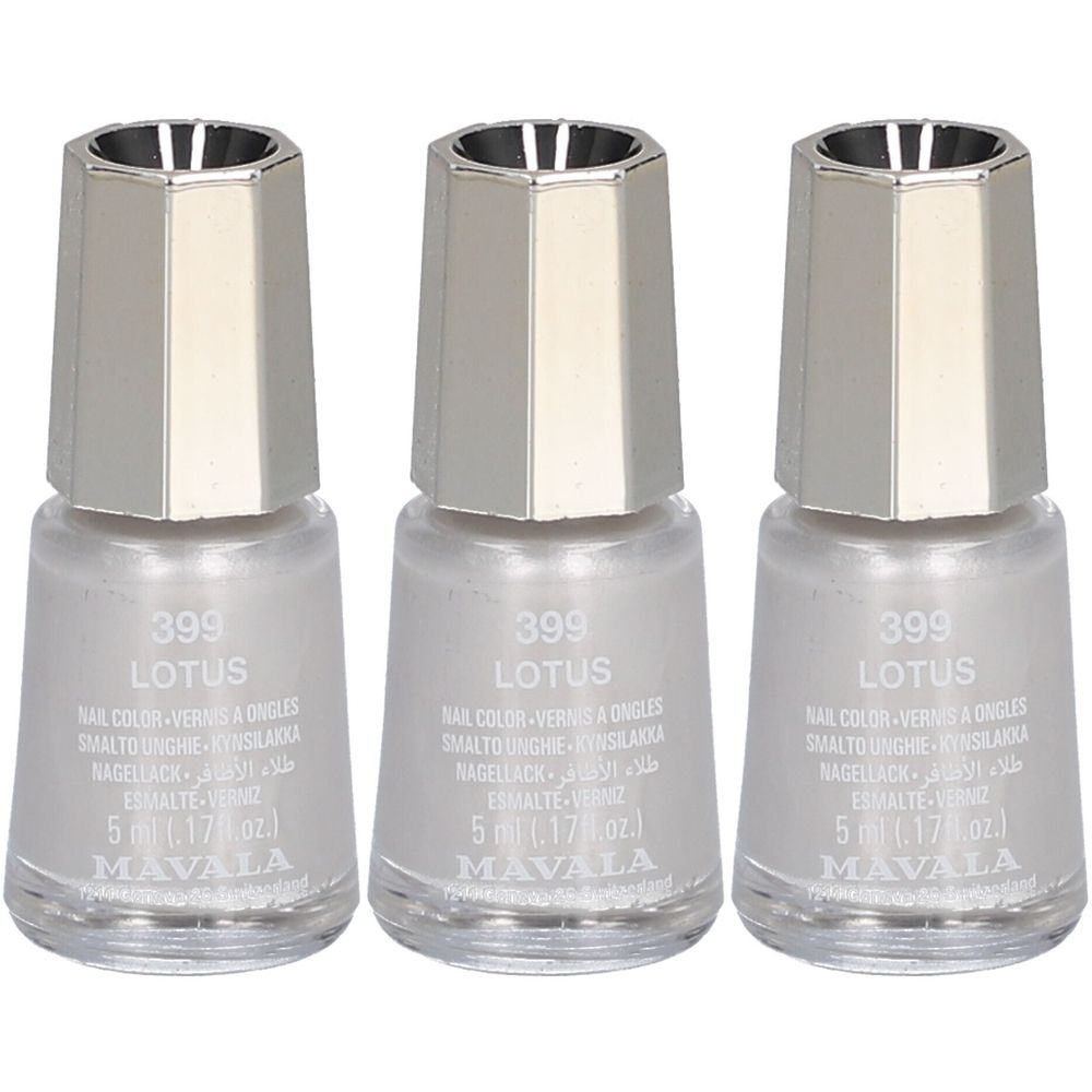 Trois flacons de vernis à ongles. Couleur gris clair, bouchon argenté. Inscription : 399 Lotus, Mavala.
