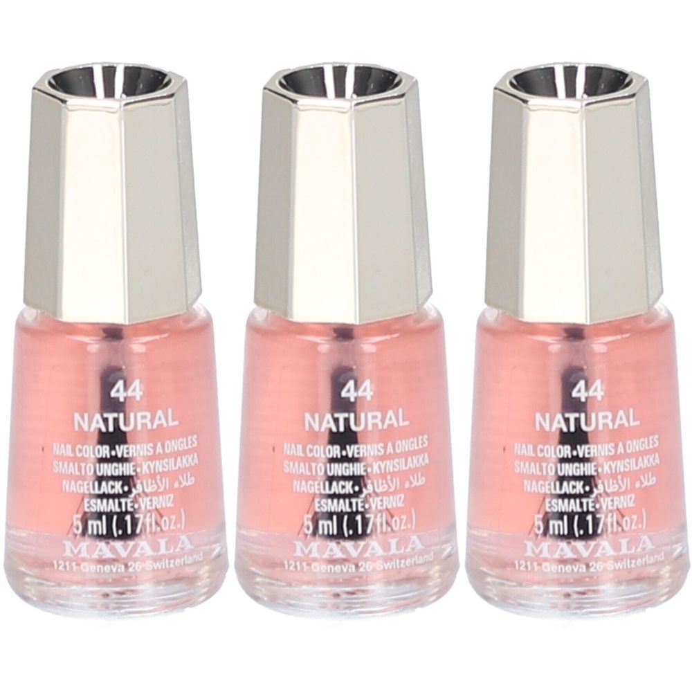 Drie flesjes nagellak met zilveren doppen. Opschrift: 44 NATURAL, MAVALA, 5 ml.