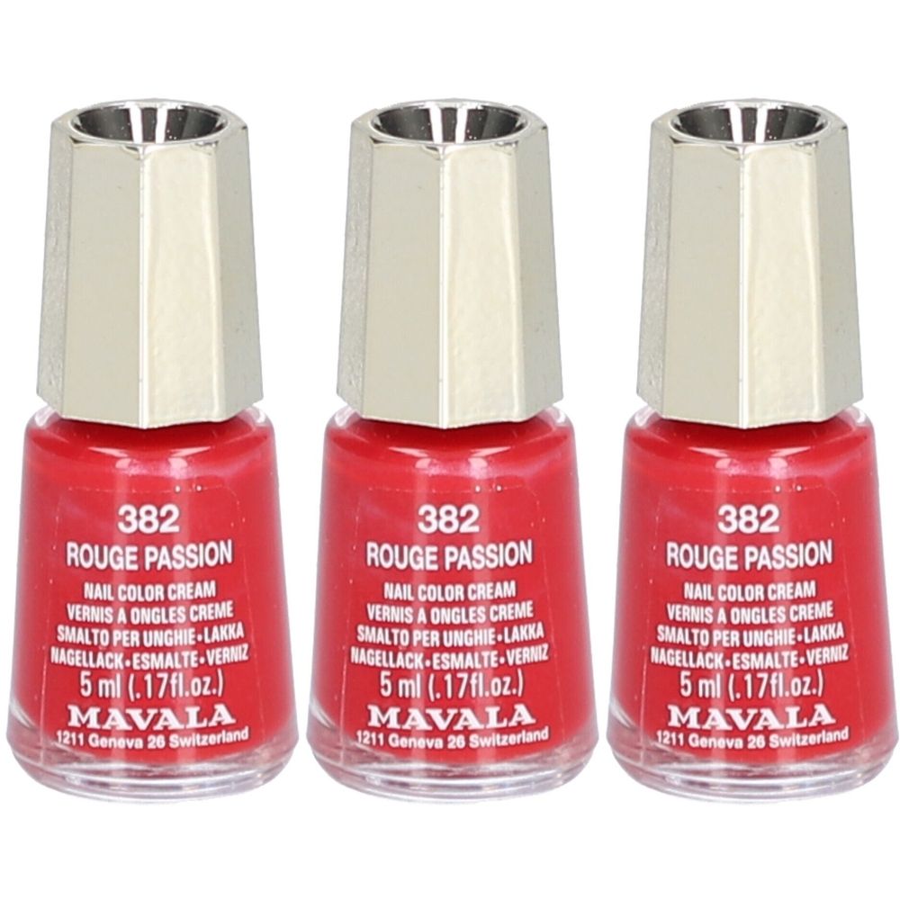Trois flacons de vernis à ongles rouges. Inscription : 382 Rouge Passion, 5 ml, Mavala. Bouchon argenté.
