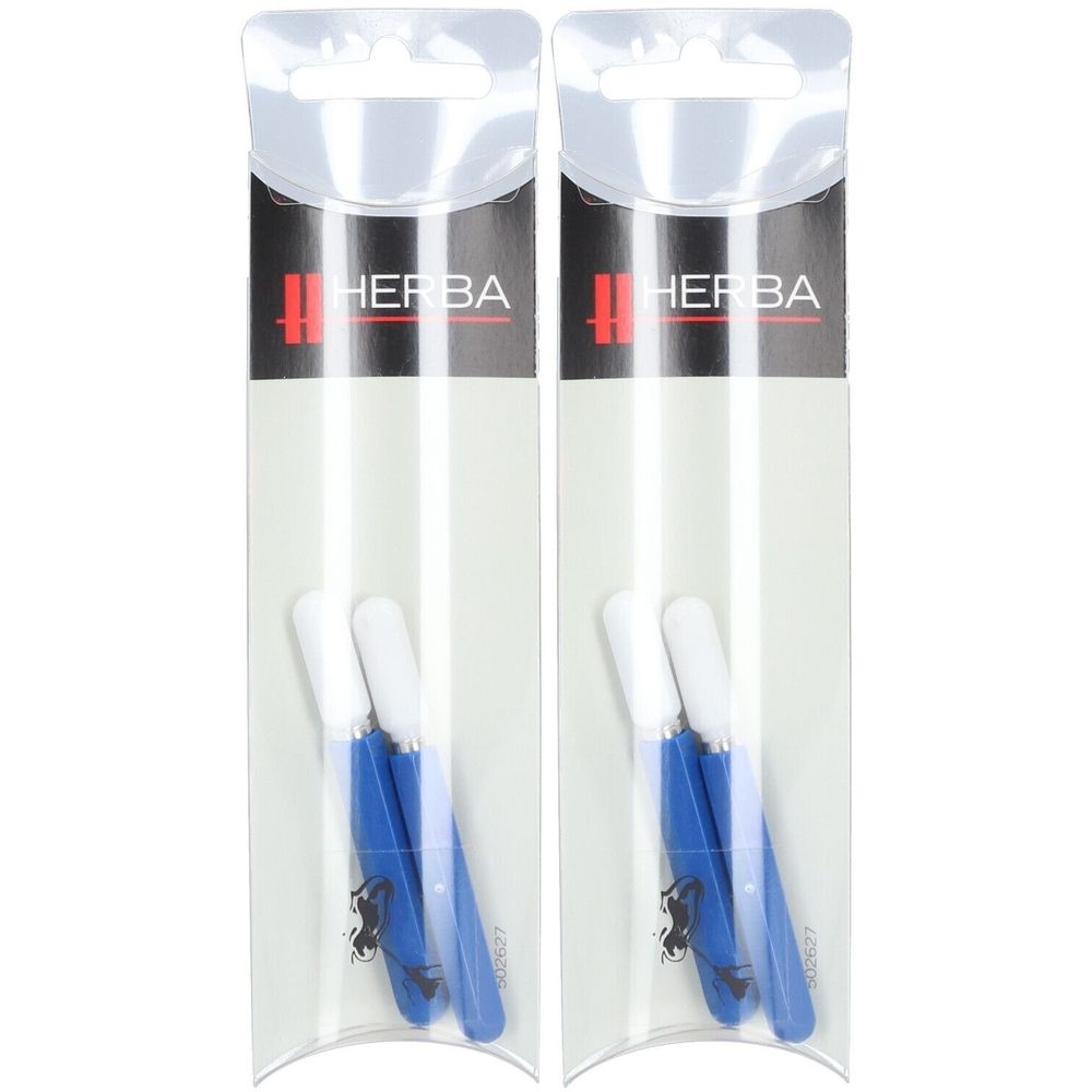 Twee verpakkingen met blauwe oorreinigers. Elke verpakking bevat drie reinigers met witte punten en blauwe handvatten. HERBA-logo.