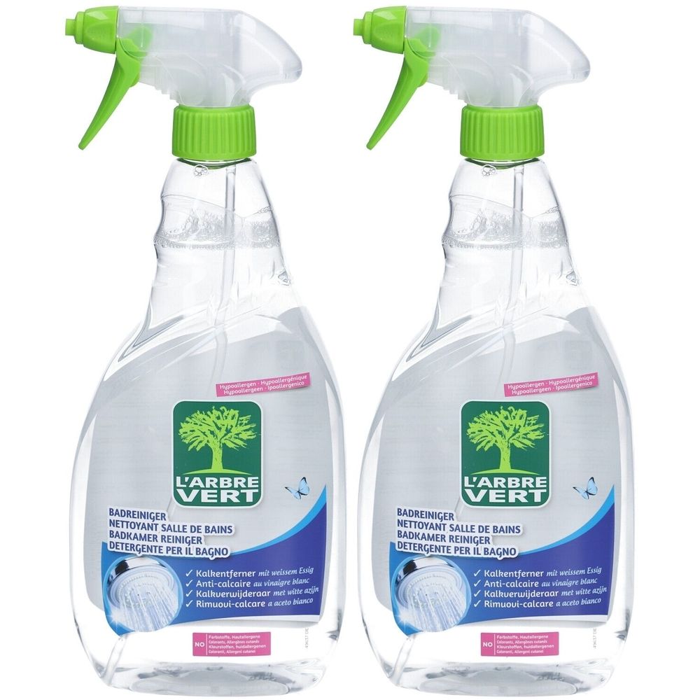 Deux flacons pulvérisateurs transparents avec tête verte. Inscription : L'ARBRE VERT, nettoyant salle de bains.