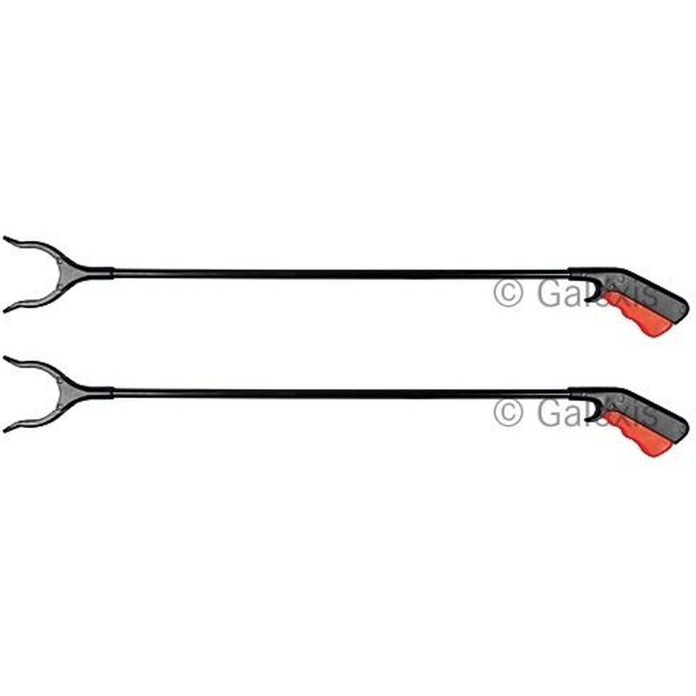 Twee grijpers met zwarte steel, rode handgreep en grijpkop. Op witte achtergrond.