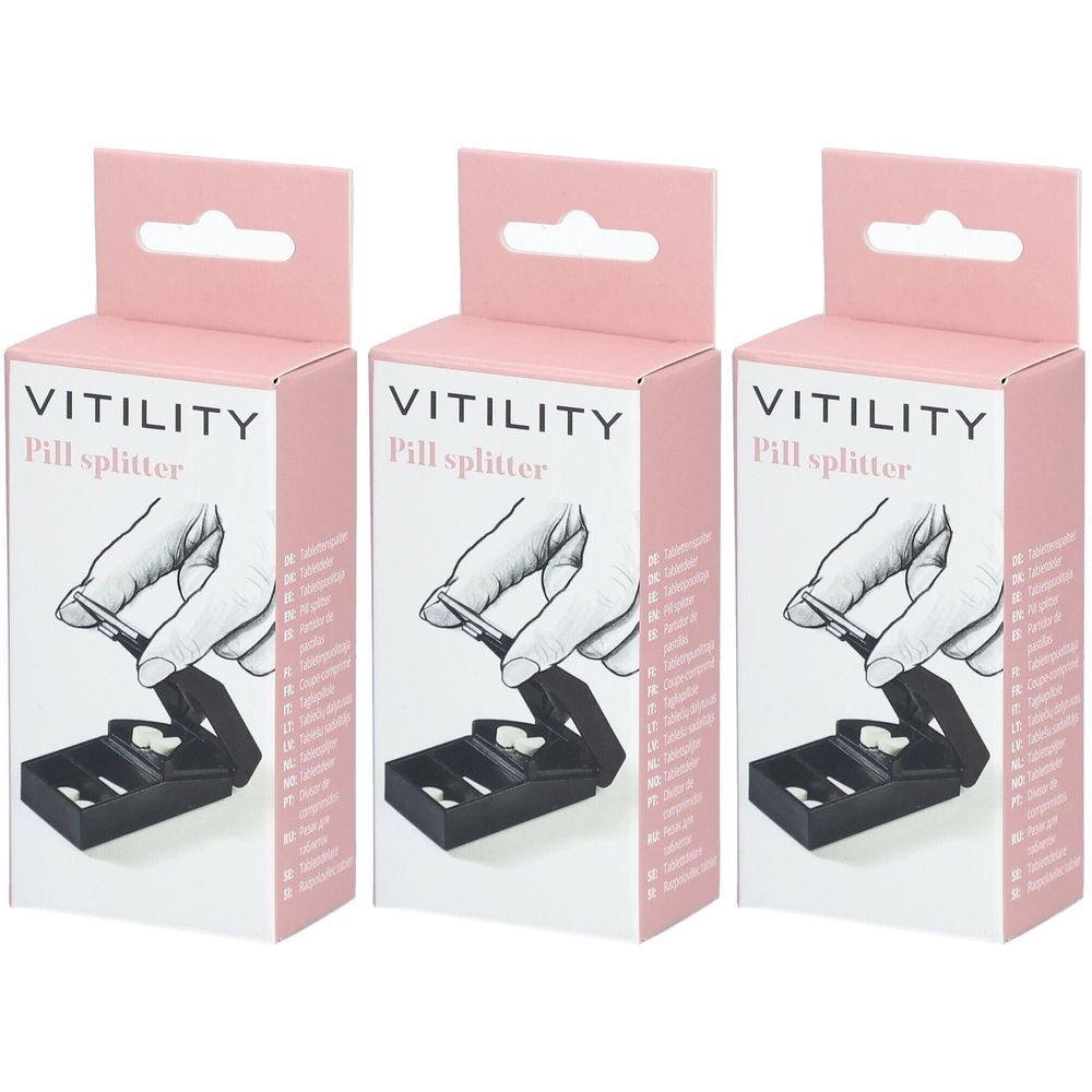 Drie verpakkingen met pillensplijter. Opschrift VITILITY Pill splitter. Roze-witte dozen met ophanghaak.