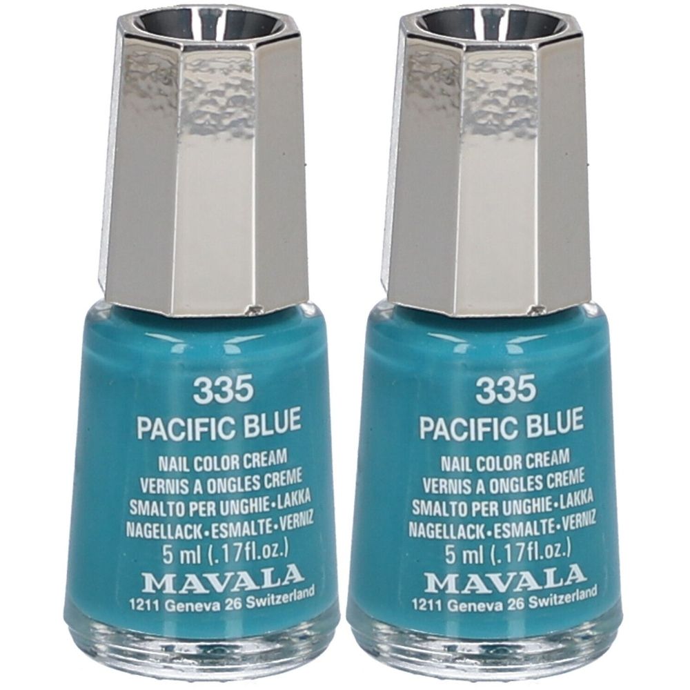 Deux flacons de vernis à ongles Pacific Blue avec bouchons argentés. Inscription : 335, Pacific Blue, Nail Color Cream, 5 ml, Mavala.
