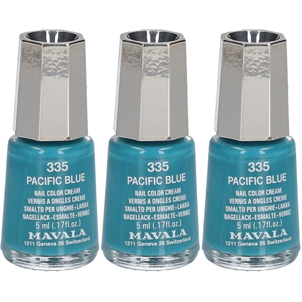 Trois flacons de vernis à ongles bleu Pacifique. Chaque flacon a un bouchon argenté et contient 5 ml. Inscription : Mavala, Pacific Blue.