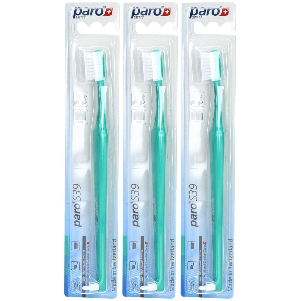 Drie tandenborstels in blisterverpakking. Groene handvatten, witte borstelharen. Merk: paro S39. Gemaakt in Zwitserland.