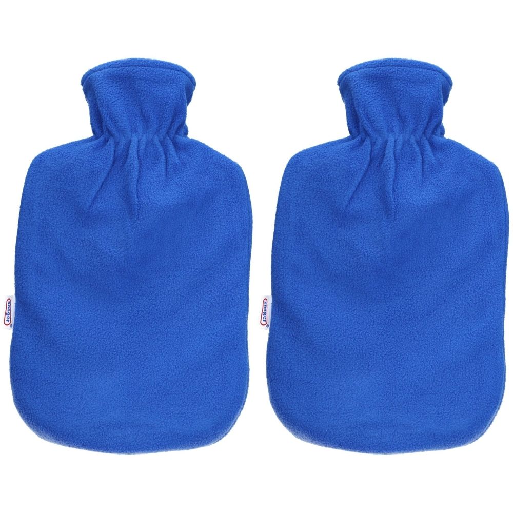 Deux bouillottes bleues avec housses en polaire. Chacune a un col et une petite étiquette.