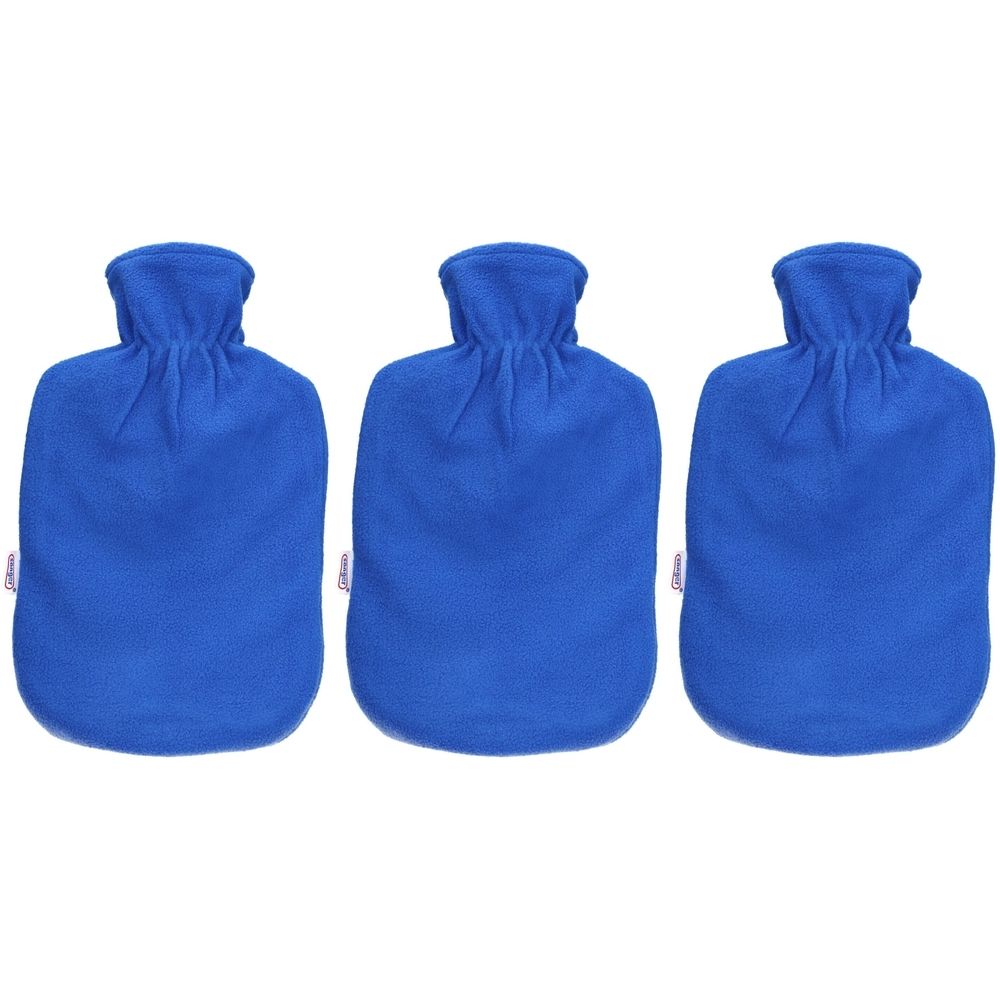 Drie blauwe warmwaterkruiken met fleece hoezen. Elke kruik heeft een ronde opening en een klein etiket.