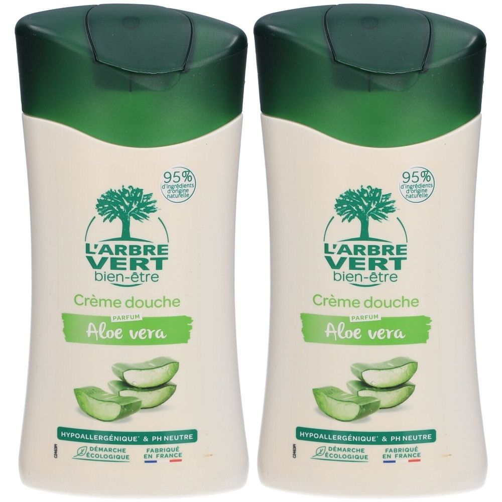 Deux flacons de gel douche avec bouchon vert. Inscription : L'ARBRE VERT bien-être Crème douche Aloe vera. Avec illustration d'aloe vera.
