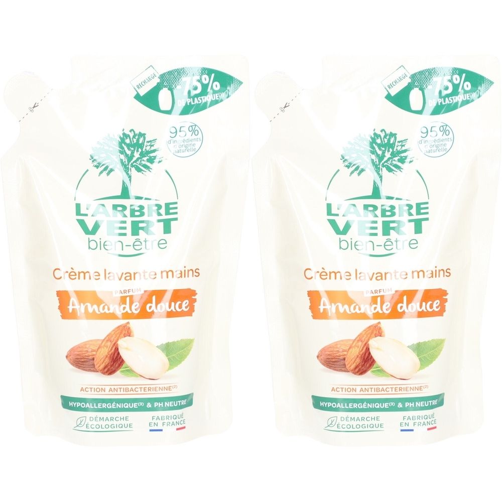 Deux recharges de savon pour les mains. Inscription : L'ARBRE VERT, Crème lavante mains, Amande douce. Logos : 75% plastique, 95% origine naturelle.