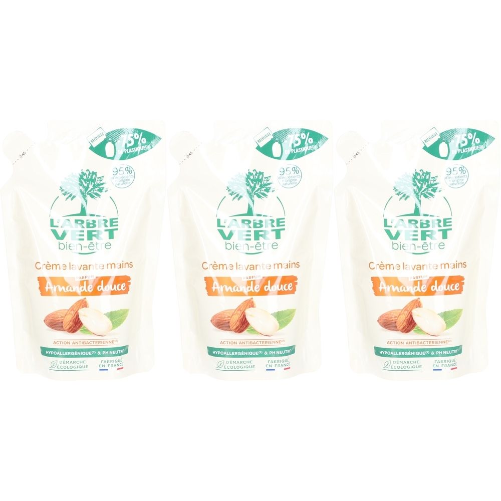 Trois recharges de savon pour les mains. Inscription : L'ARBRE VERT, Crème lavante mains, Amande douce. Avec symbole d'amande et de feuille.