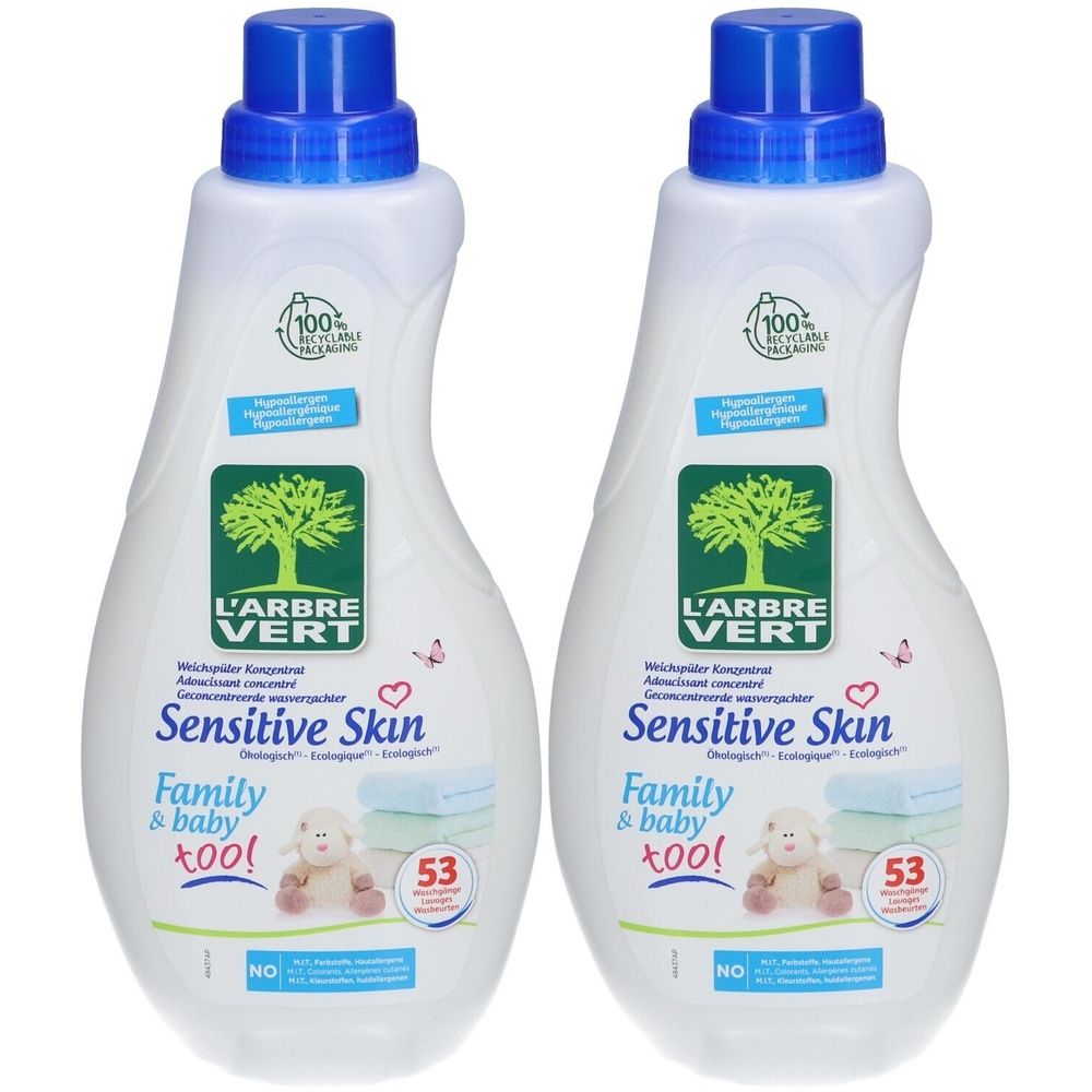 Twee witte flessen met blauwe doppen. Opschrift: L'ARBRE VERT Sensitive Skin. Logo en teksten in het Duits.