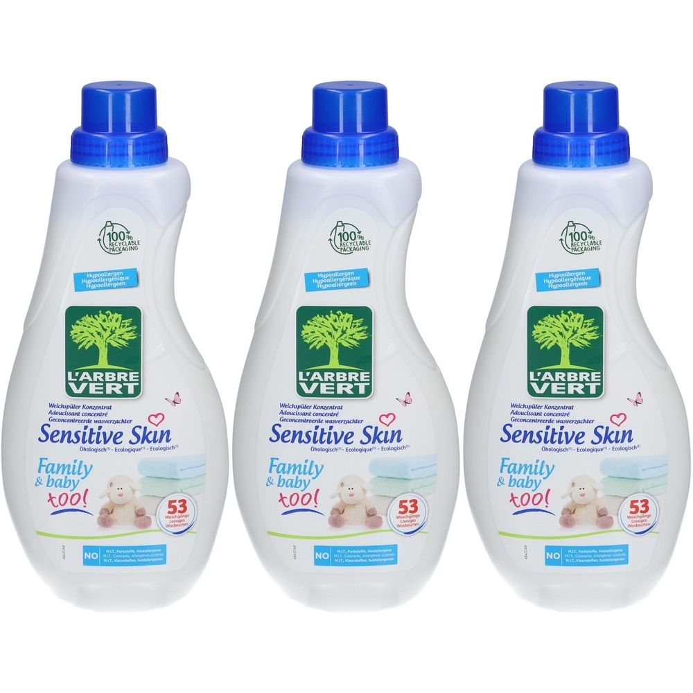 Trois flacons blancs avec bouchons bleus. Chaque flacon porte l'inscription L'ARBRE VERT, Sensitive Skin, Family & baby et un logo.