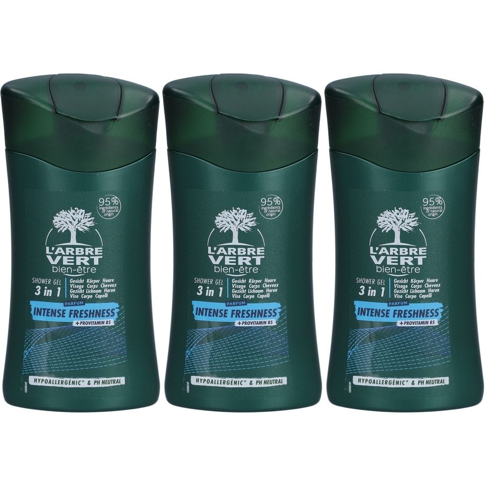 Drie groene flessen L'ARBRE VERT douchecrème & shampoo. Opschrift: Intense Freshness, 3 in 1, 95%. Hypoallergeen & pH neutraal.