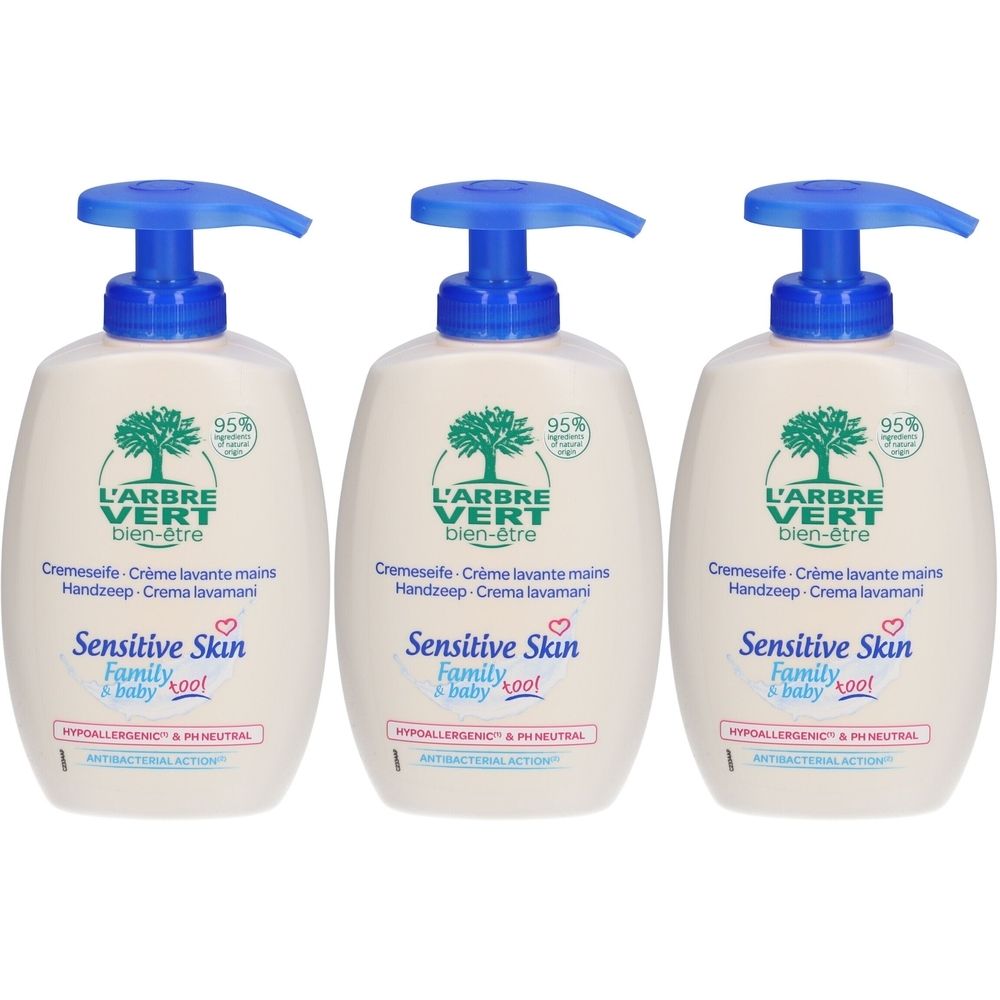 Drie flessen handzeep met blauwe pomp. Opschrift: L'ARBRE VERT, Sensitive Skin, 95%.