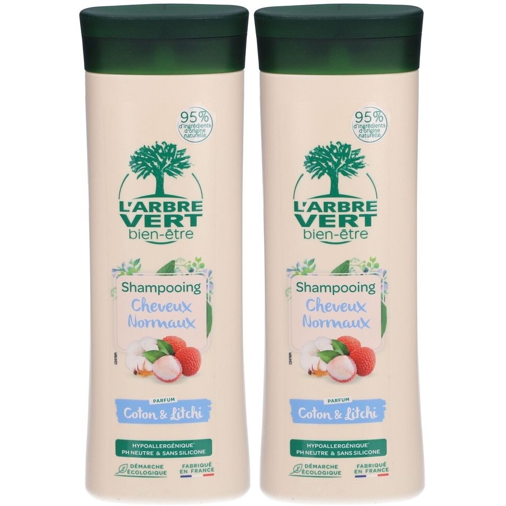 Twee shampoo flessen. Opschrift: L'ARBRE VERT, Shampooing Cheveux Normaux, Coton & Litchi. Groen-witte verpakking.