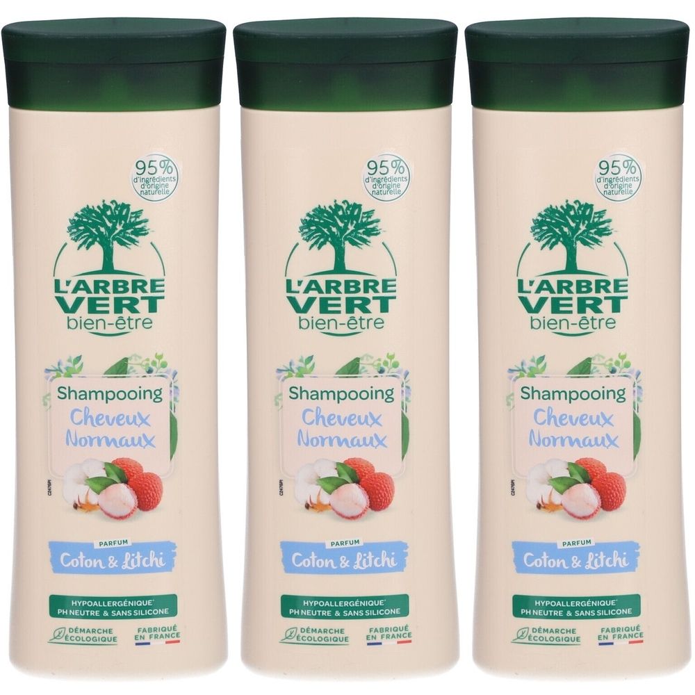 Drie shampoo flessen. Groen en beige. Opschrift: L'ARBRE VERT bien-être, Shampooing Cheveux Normaux, Coton & Litchi.