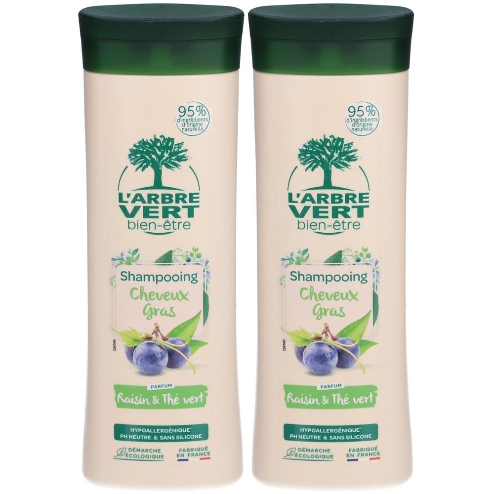 Twee flessen shampoo, L'ARBRE VERT, voor vet haar. Groene dop, crèmekleurige fles met etiket. Bevat druif & groene thee.