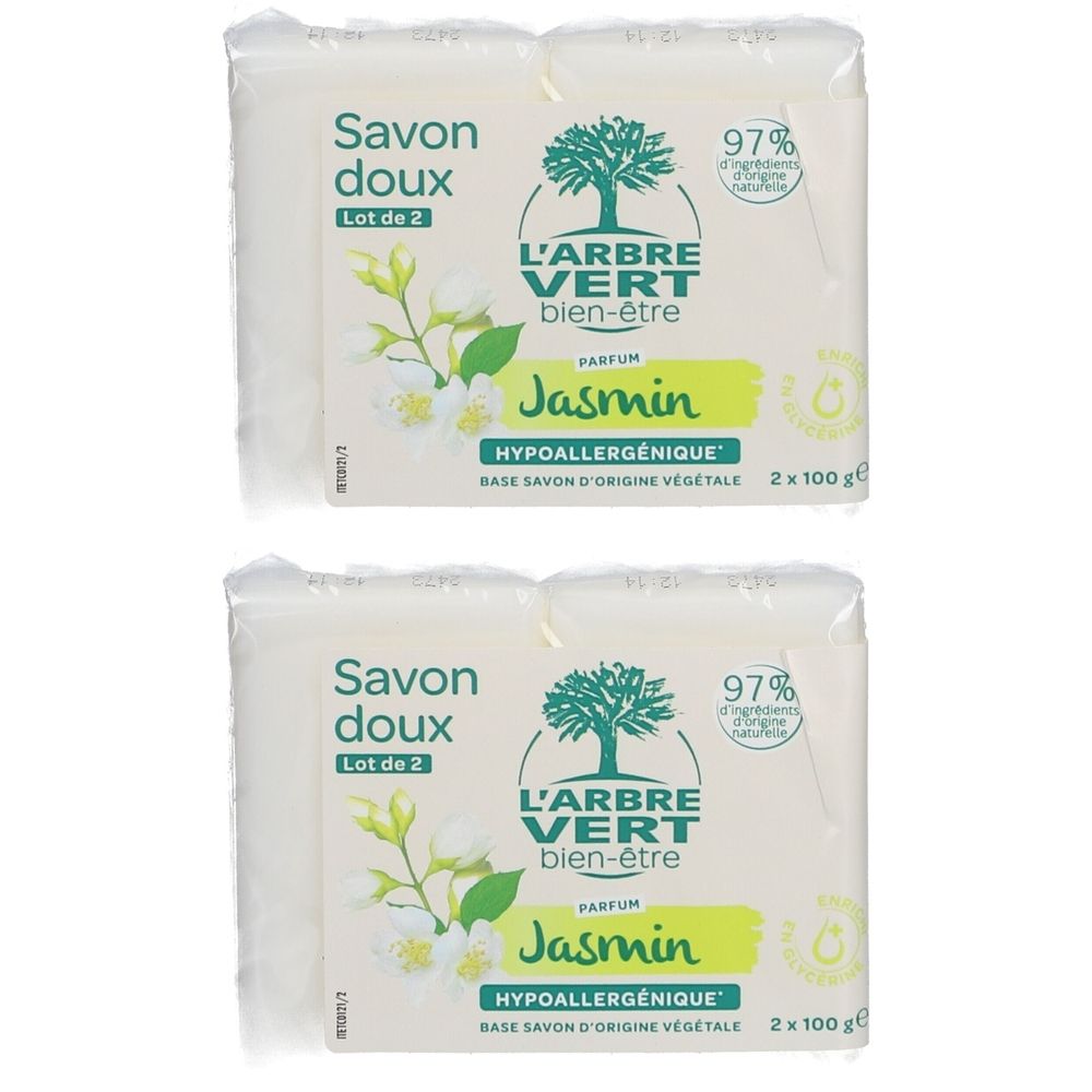 Deux savons emballés. Inscription: L'ARBRE VERT, Jasmin, hypoallergénique. 97% ingrédients d'origine naturelle.