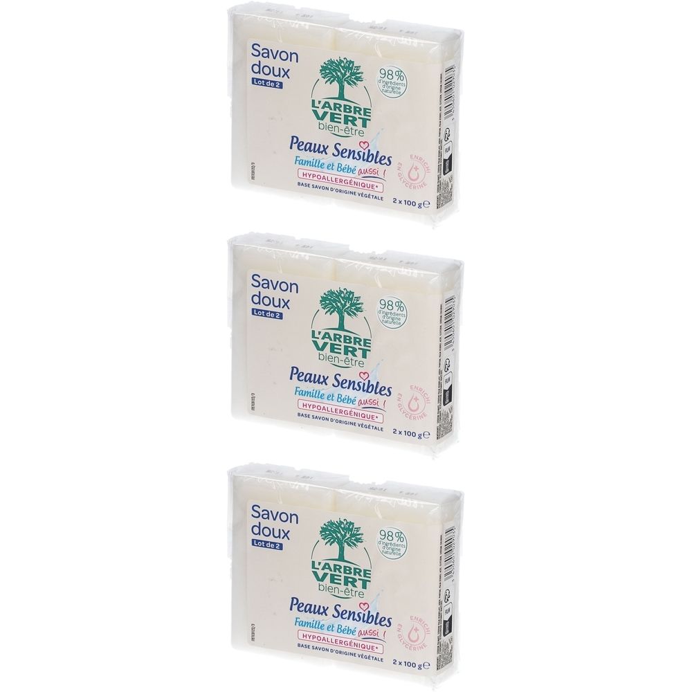 Trois savons emballés. Inscription: L'ARBRE VERT, Peaux Sensibles, 98% d'ingrédients d'origine naturelle.