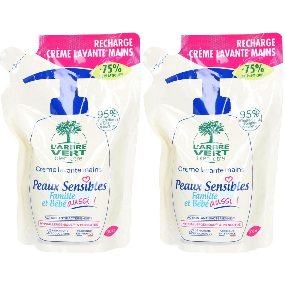 Deux recharges de savon pour les mains. Inscription : L'Arbre Vert, Crème lavante mains, Peaux Sensibles, Famille et Bébé aussi. 75% plastique, 95% d'ingrédients d'origine naturelle.