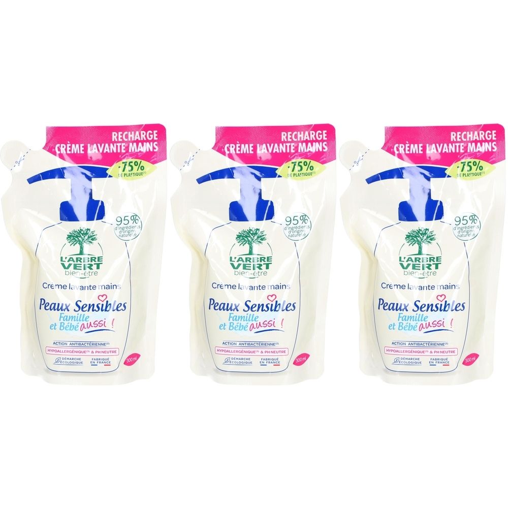 Trois recharges de savon pour les mains. Chaque sachet a une pompe bleue et le logo L'Arbre Vert. Inscription : Peaux Sensibles.