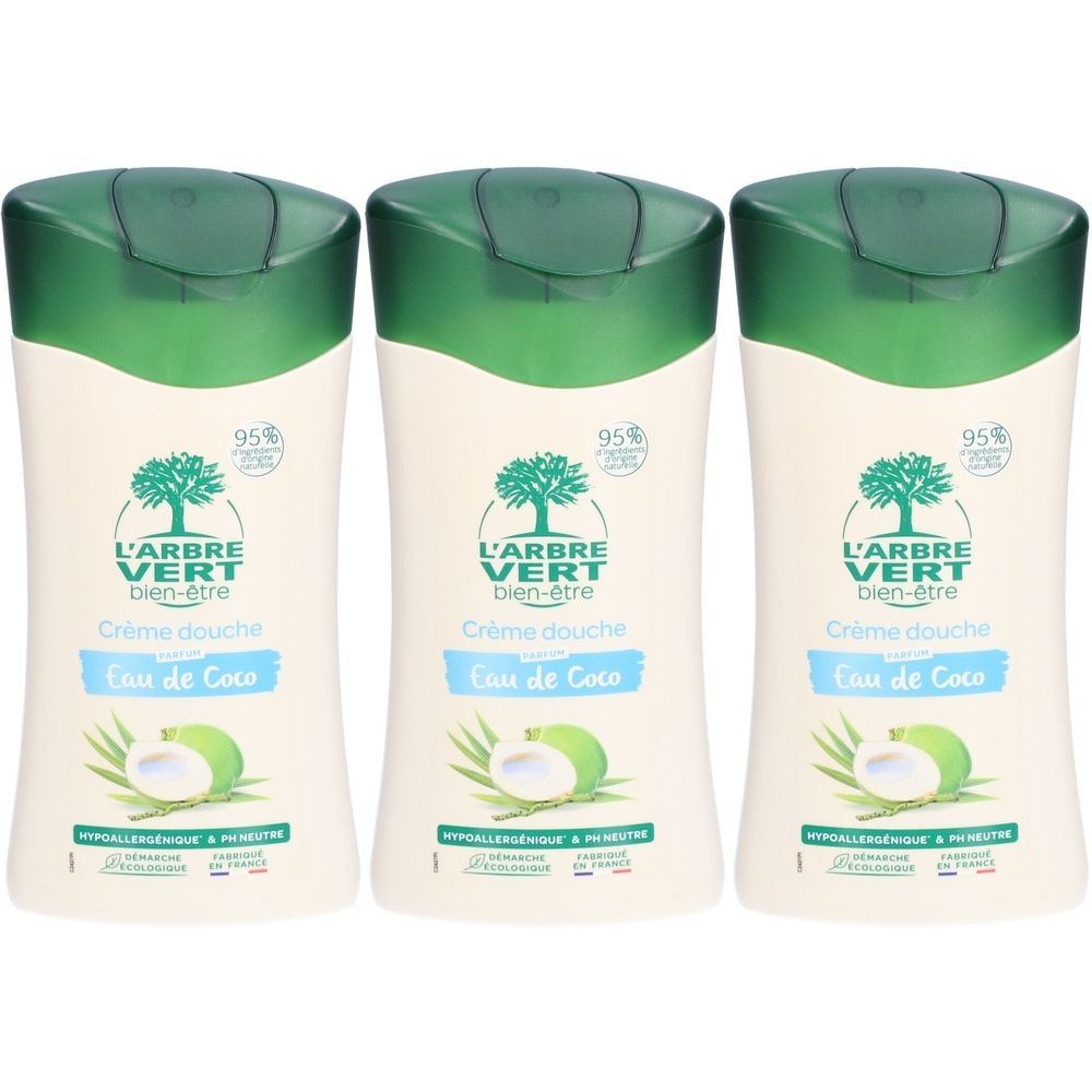 Drie flessen douchecrème. Wit etiket, groene dop. Opschrift: L'ARBRE VERT bien-être Crème douche Eau de Coco. Kokosnoot illustratie.