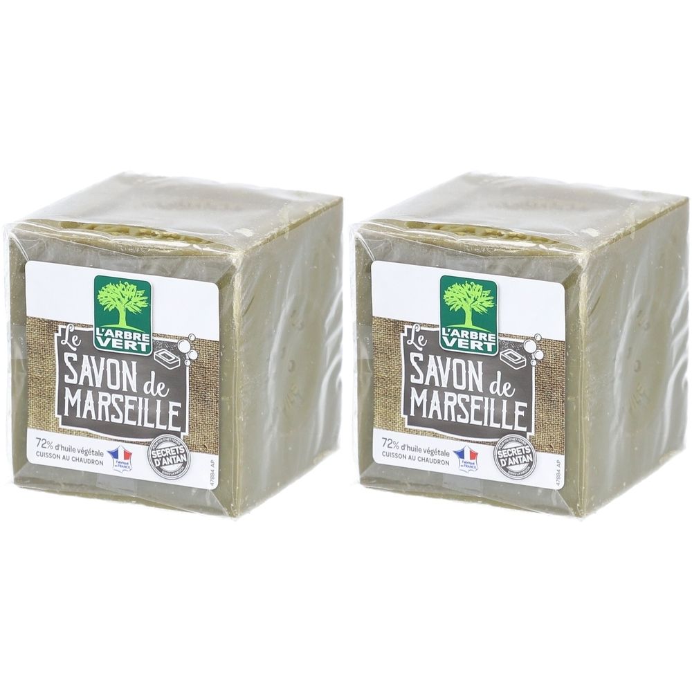 Deux blocs de savon carrés emballés. L'emballage porte l'inscription "L'ARBRE VERT SAVON de MARSEILLE".